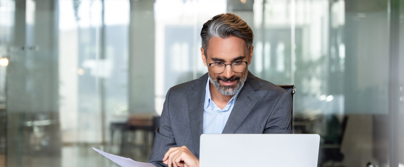 I Stock Trade Hub Business person focusing on laptop in office